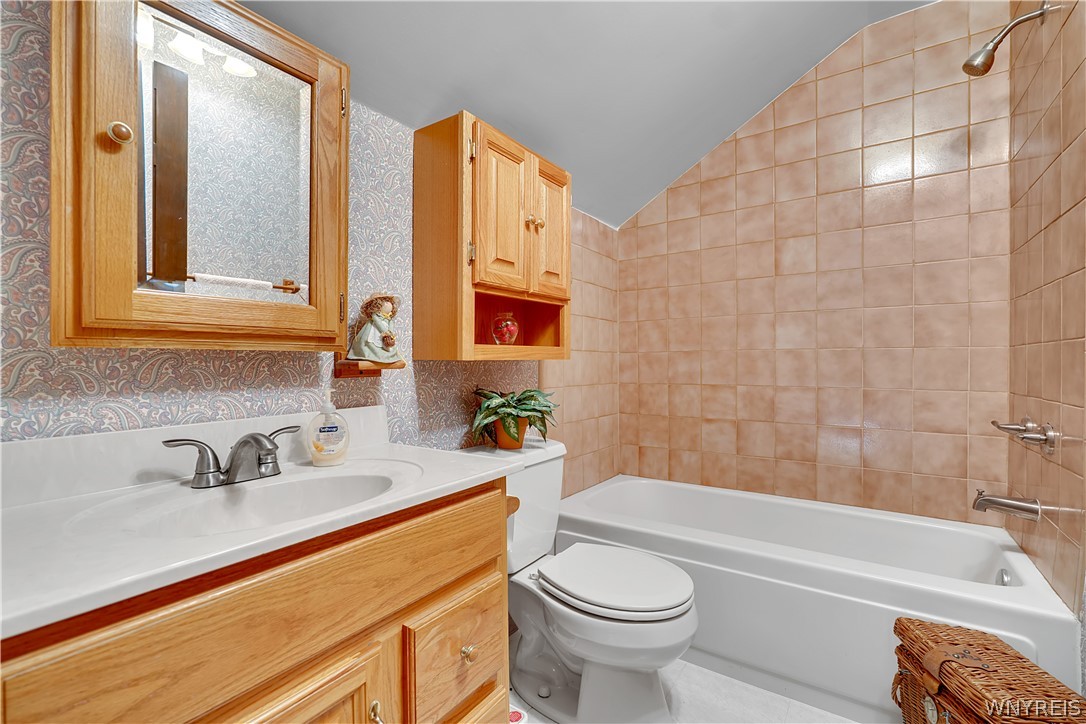 100 3 Rod Road Alden, NY 14004 - Photo 31 of 40 2nd Floor full bathroom