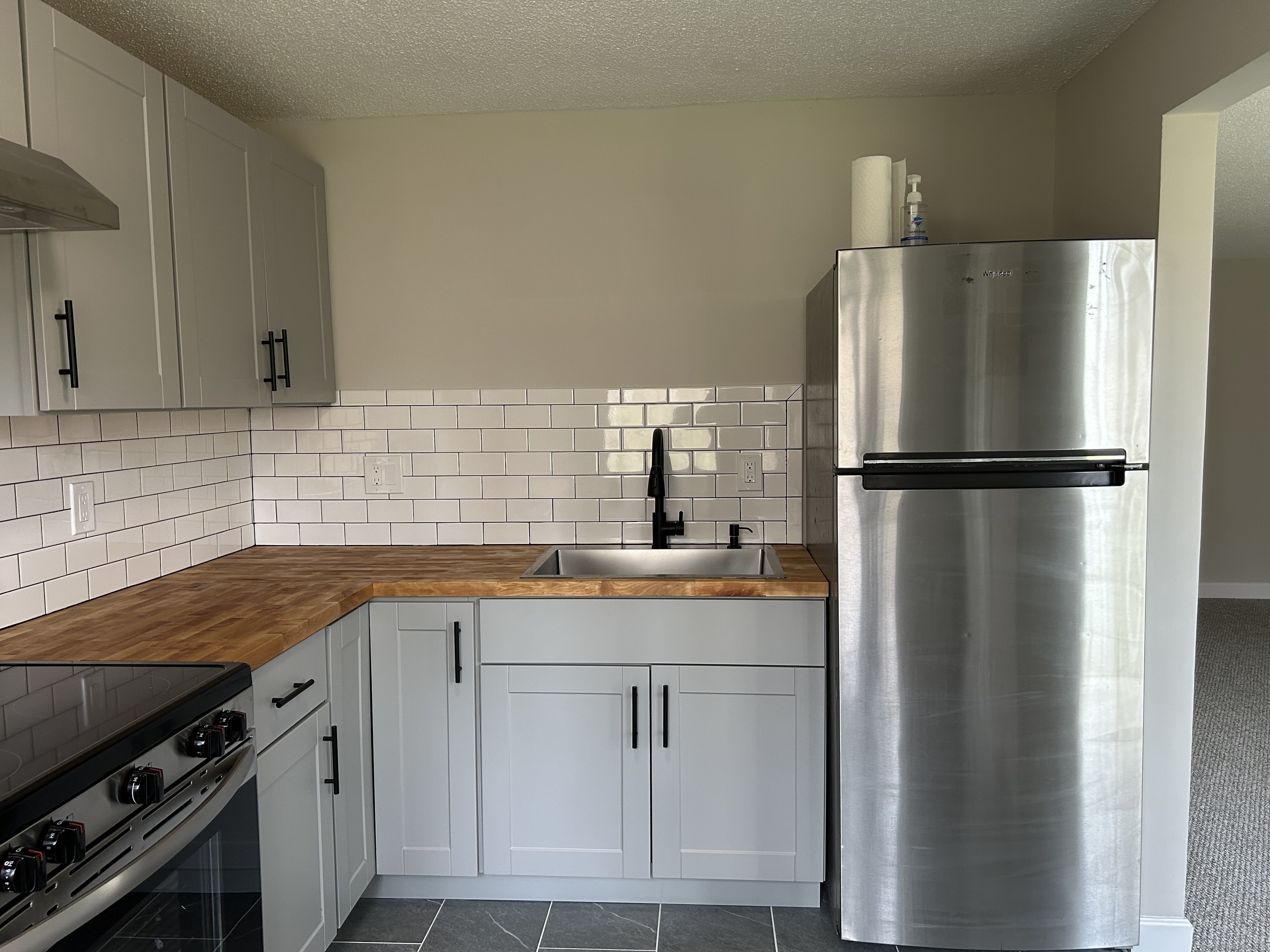 7 Padanaram Road, Unit J253 Danbury, CT 06811 - Photo 4 of 12 a kitchen with stainless steel appliances a refrigerator sink and cabinets