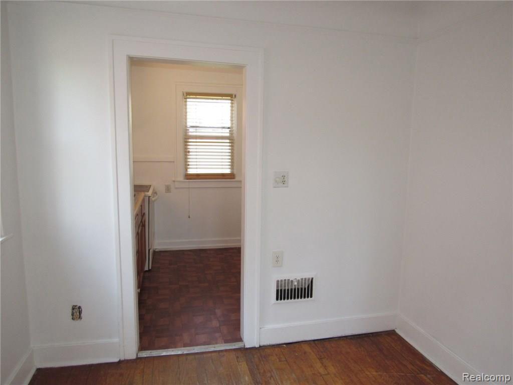 154 East Rundell Street Pontiac, MI 48342 - Photo 13 of 33 154 E RUNDELL PONTIAC (62).JPG