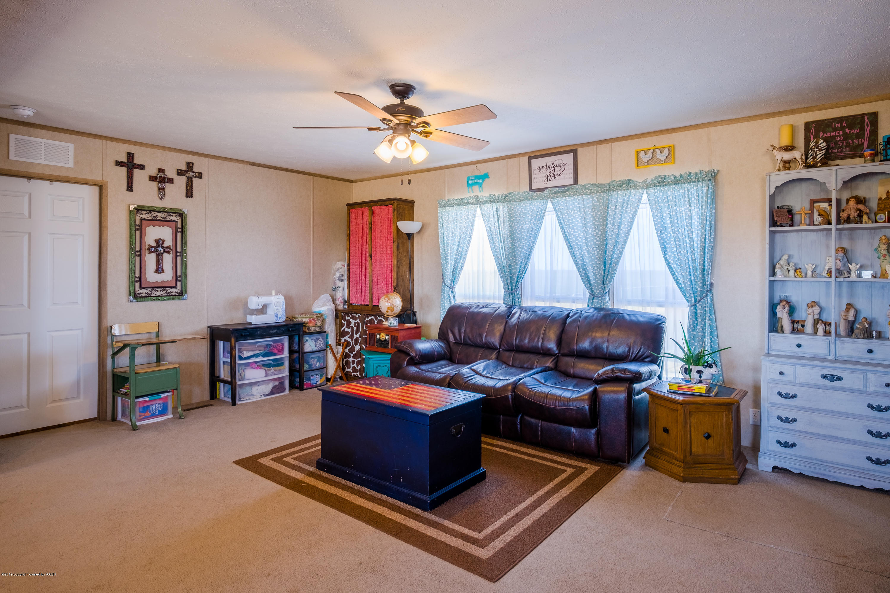 22300 Adkisson Road Canyon, TX 79015 - Photo 8 of 37 a living room with furniture