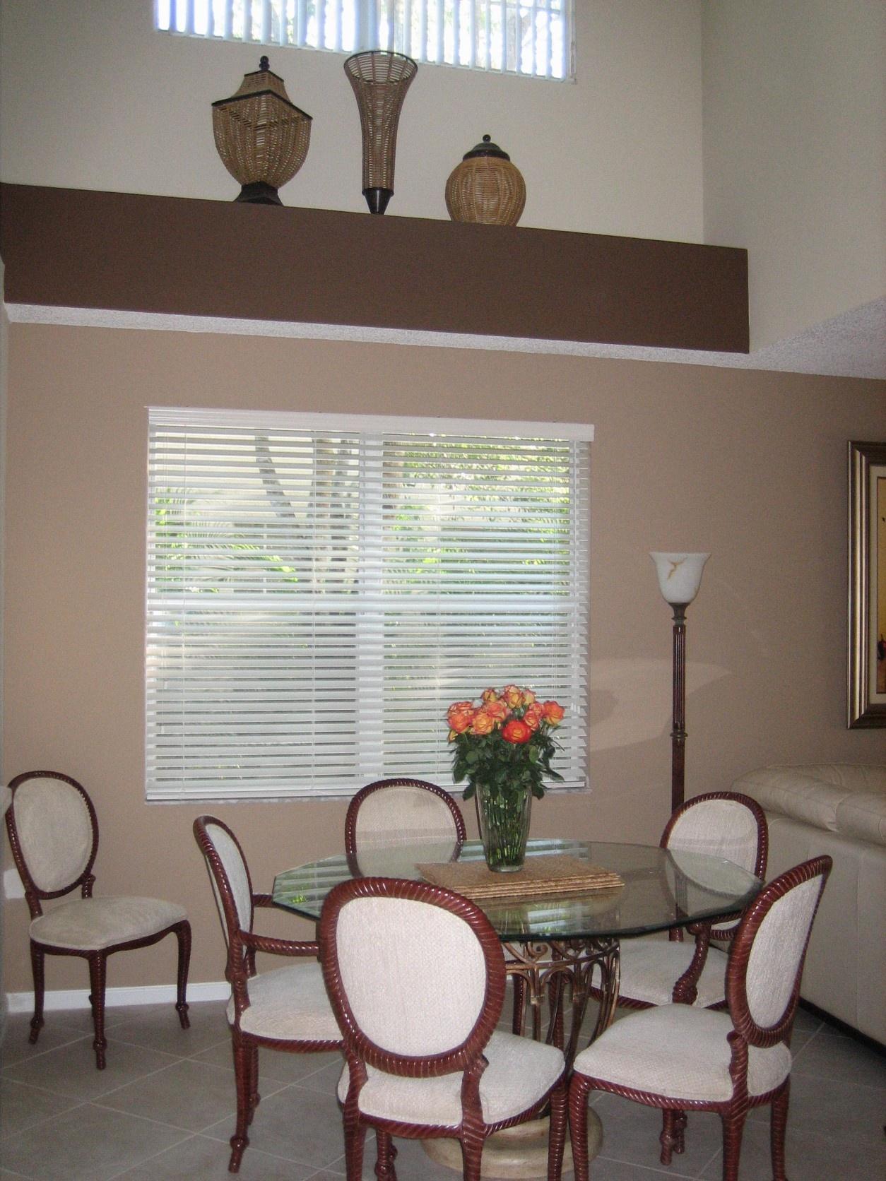 20950 Vía Jasmine, Unit 1 Boca Raton, FL 33428 - Photo 4 of 11 Dinning area with vaulted ceilings