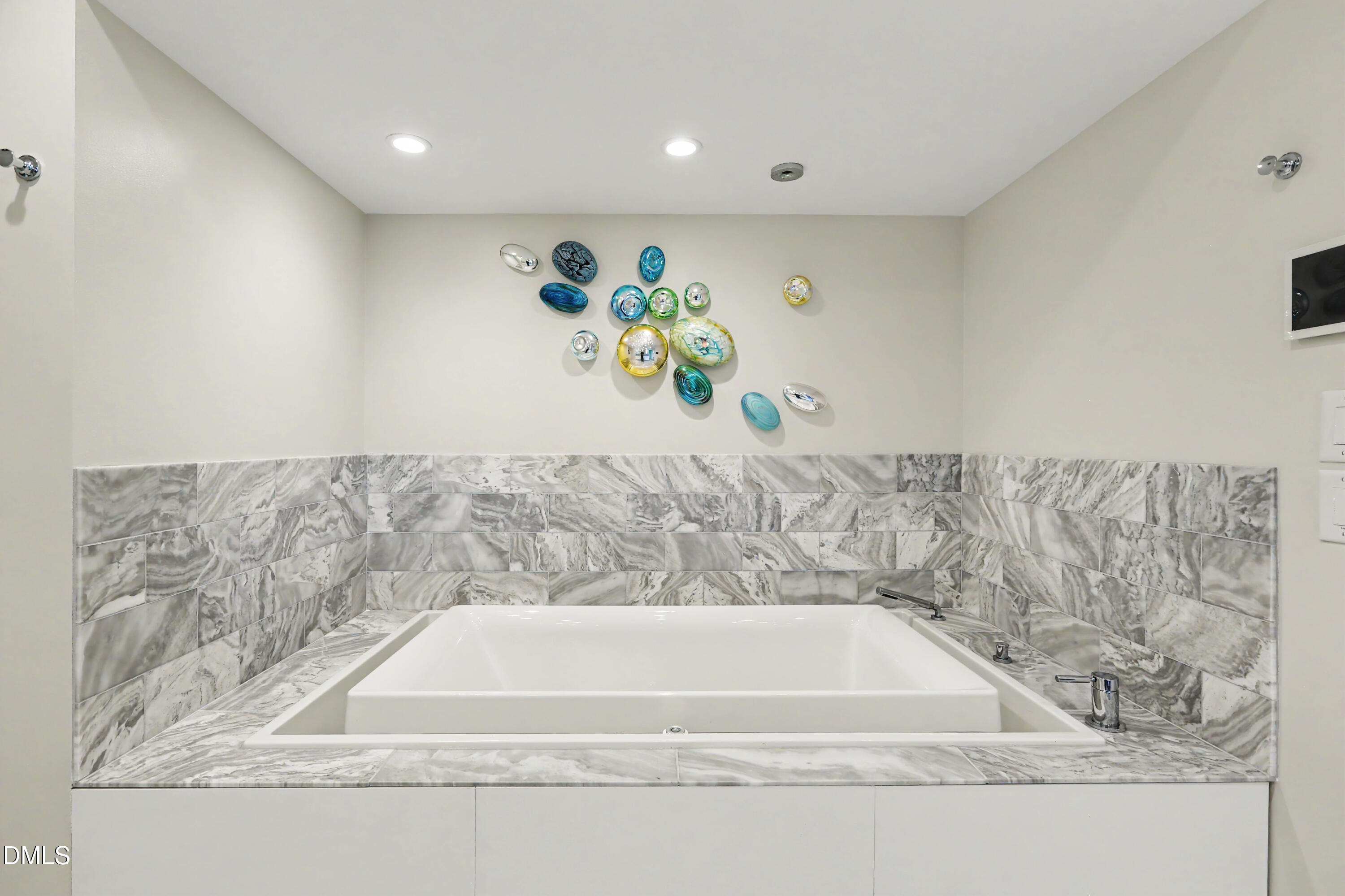 331 West Barbee Chapel Road Chapel Hill, NC 27517 - Photo 43 of 92 a bathroom with a bathtub