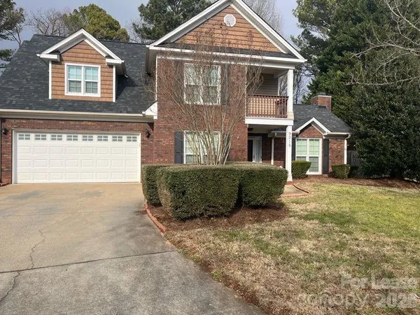 a view of front a house with a yard