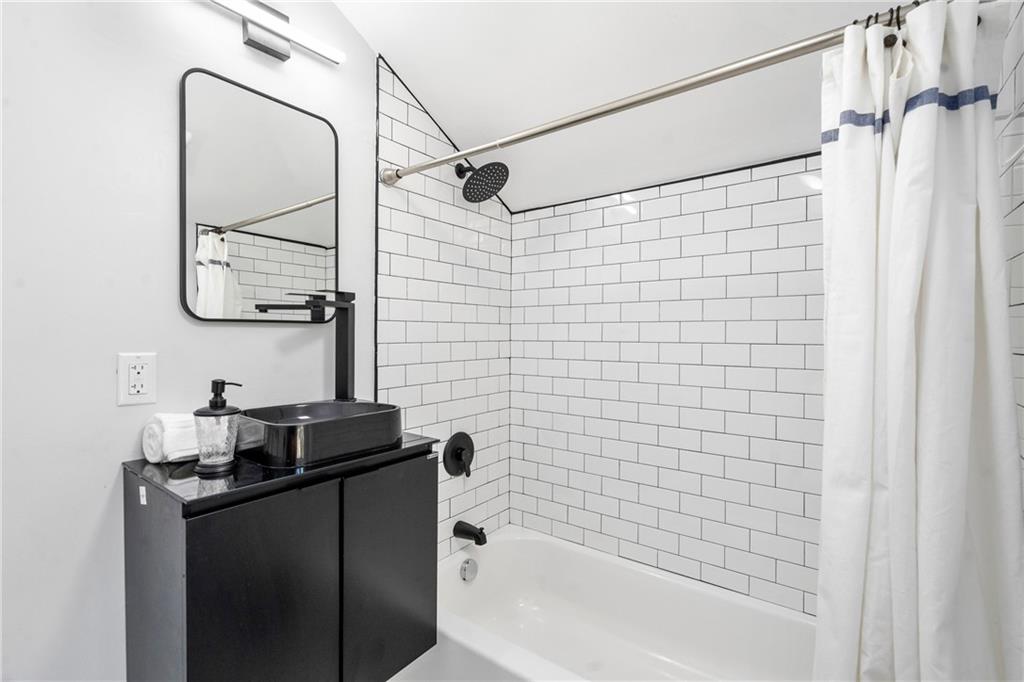 322 Bascom Avenue Pittsburgh, PA 15214 - Photo 20 of 29 a bathroom with a sink and a bathtub