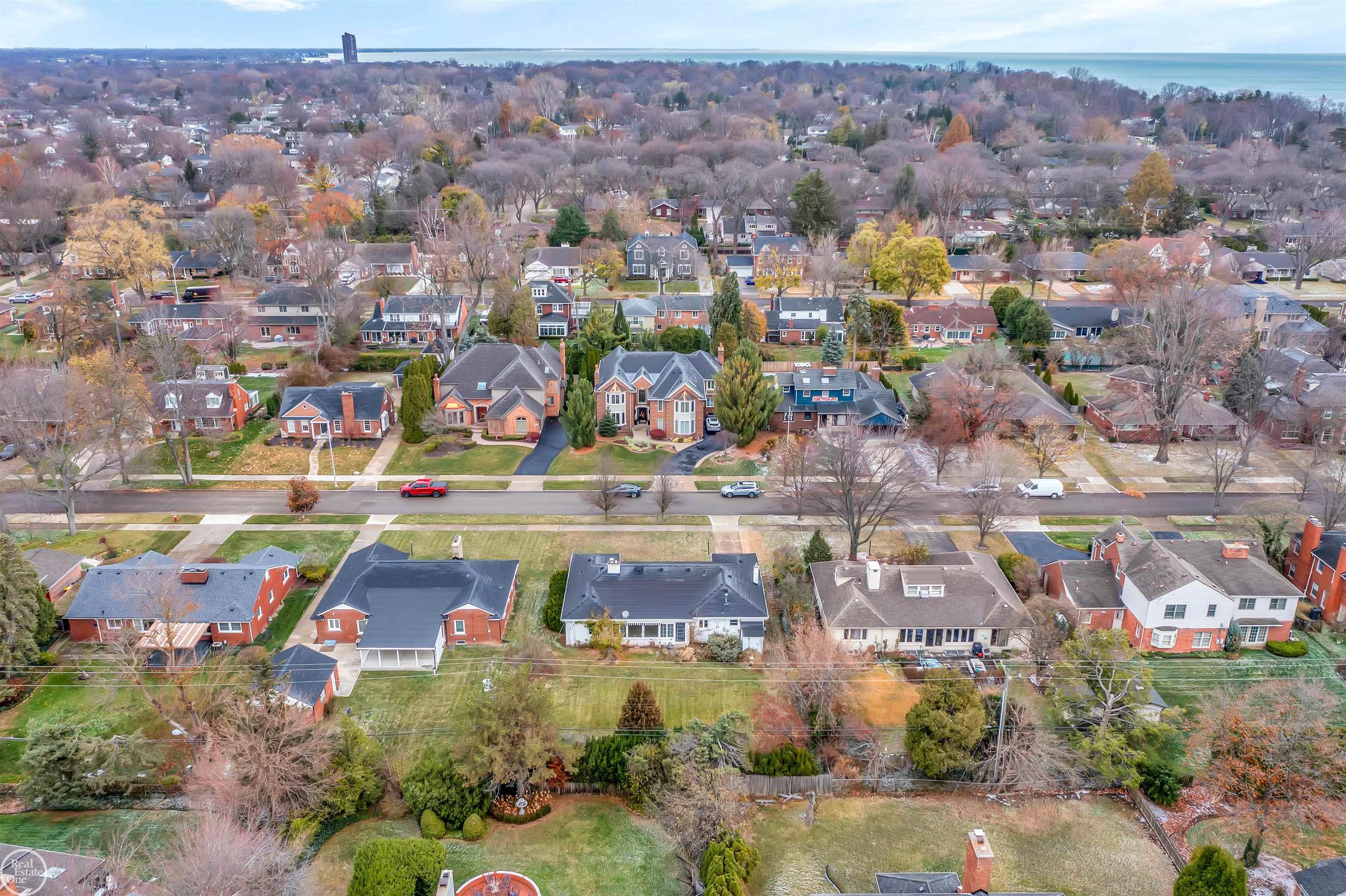 61 Hampton Road Grosse Pointe, MI 48236 - Photo 9 of 16 50096674-8.JPG