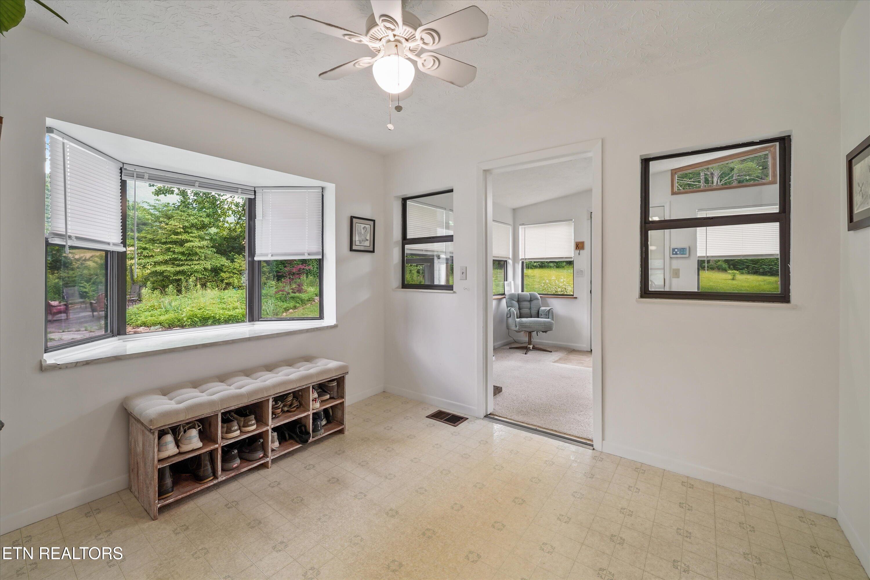 127 Mountain Road Oliver Springs, TN 37840 - Photo 21 of 36 Foyer