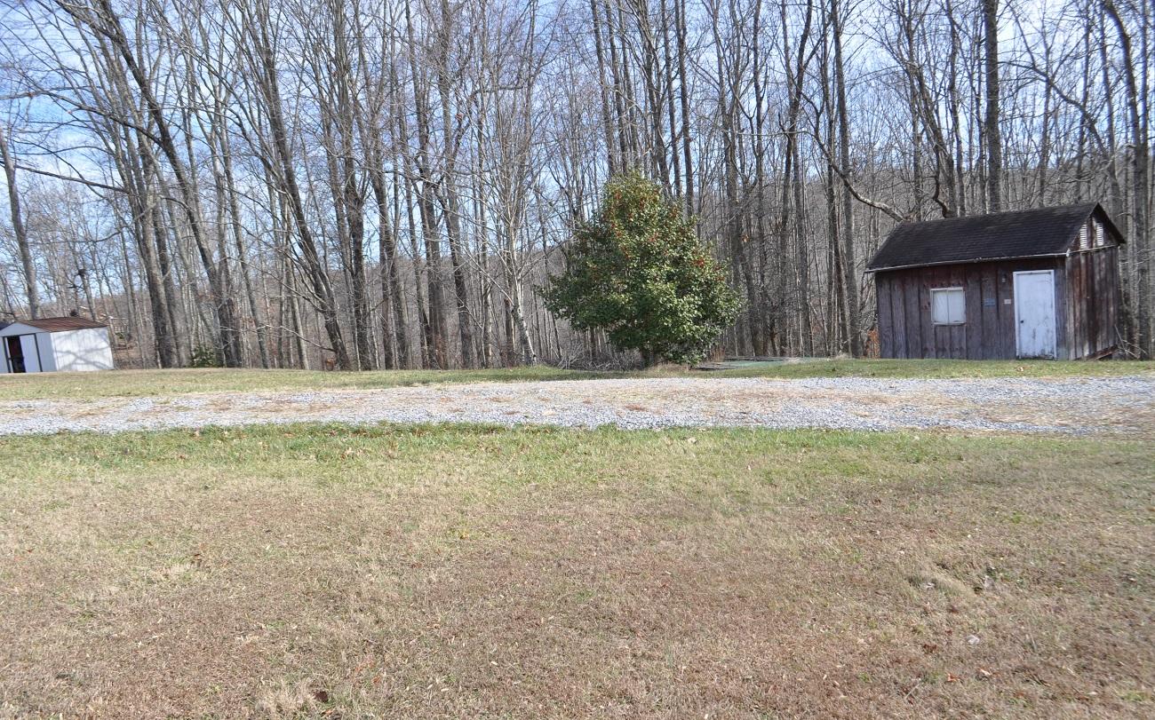 6901 Castor Road Wise, VA 24293 - Photo 3 of 5 yard2