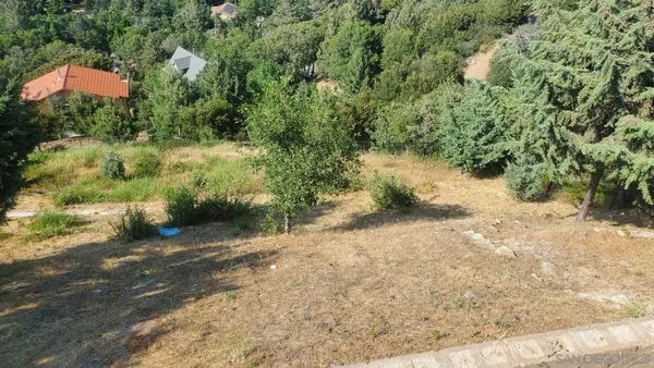 an aerial view of house with yard and green space
