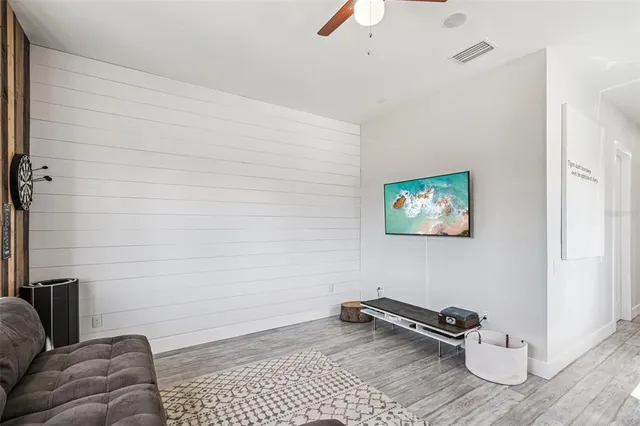 a view of a house with backyard and garden