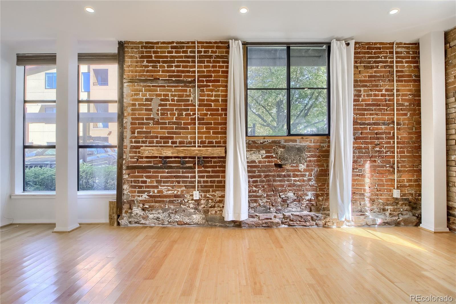 3225 Blake Street, Unit 2 Denver, CO 80205 - Photo 14 of 31 en empty room with windows