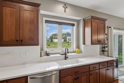 $699,900 | 2109 Valley Creek Lane, Shakopee, MN 55379