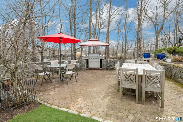a view of a backyard
