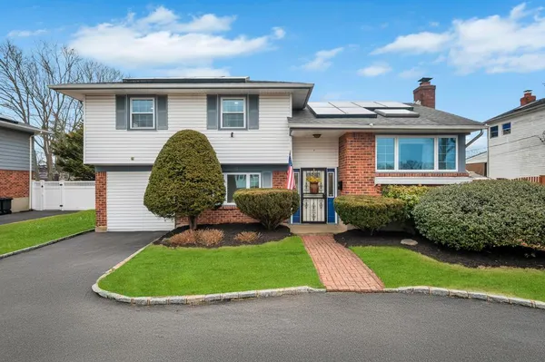 $852,500 | 41 Marilynn Street, East Islip, NY 11730
