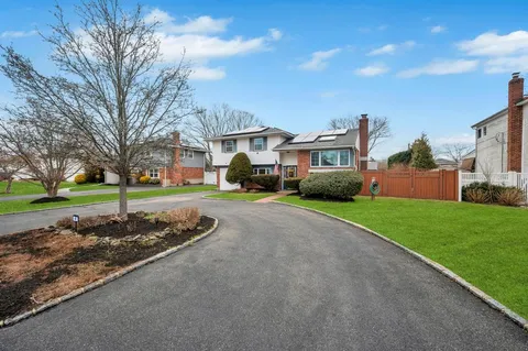 $749,999 | 41 Marilynn Street, East Islip, NY 11730