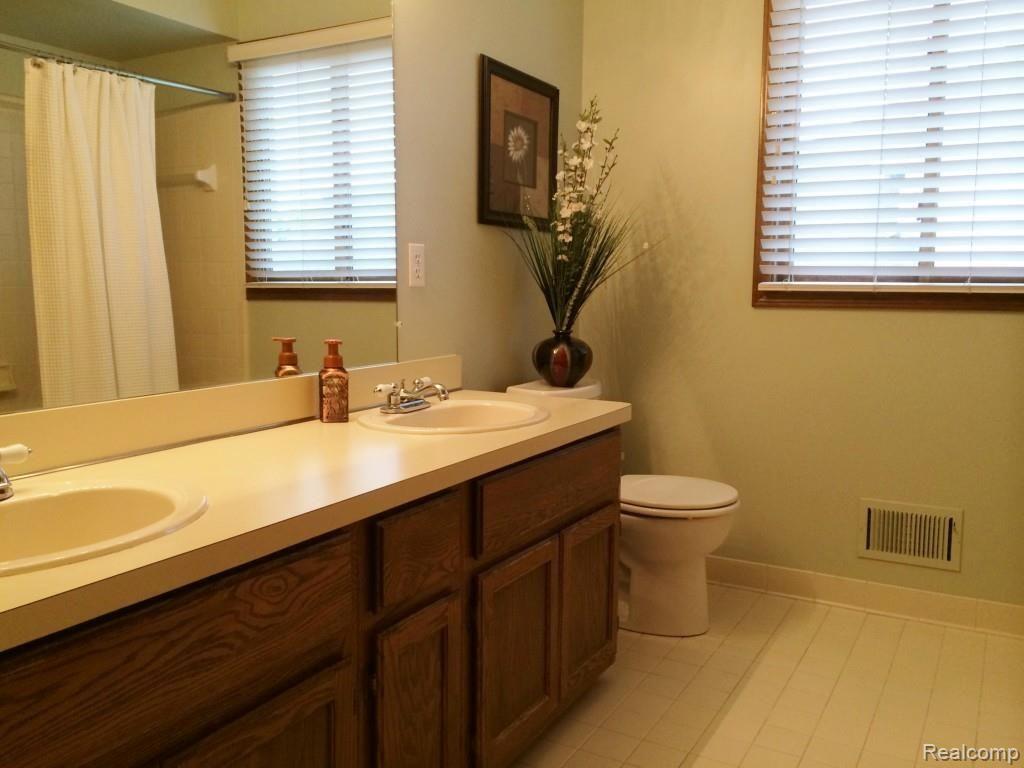 3138 Summit Ridge Drive Rochester, MI 48306 - Photo 61 of 76 IMG_8259.jpg