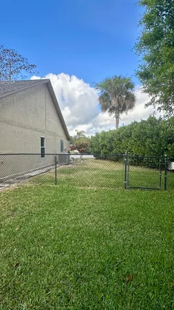 a view of a backyard