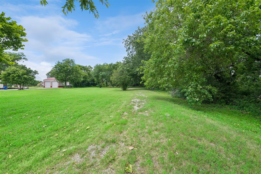 286 West Forest Grove Road Lucas, TX 75002 - Photo 13 of 23 a backyard of a house with lots of green space
