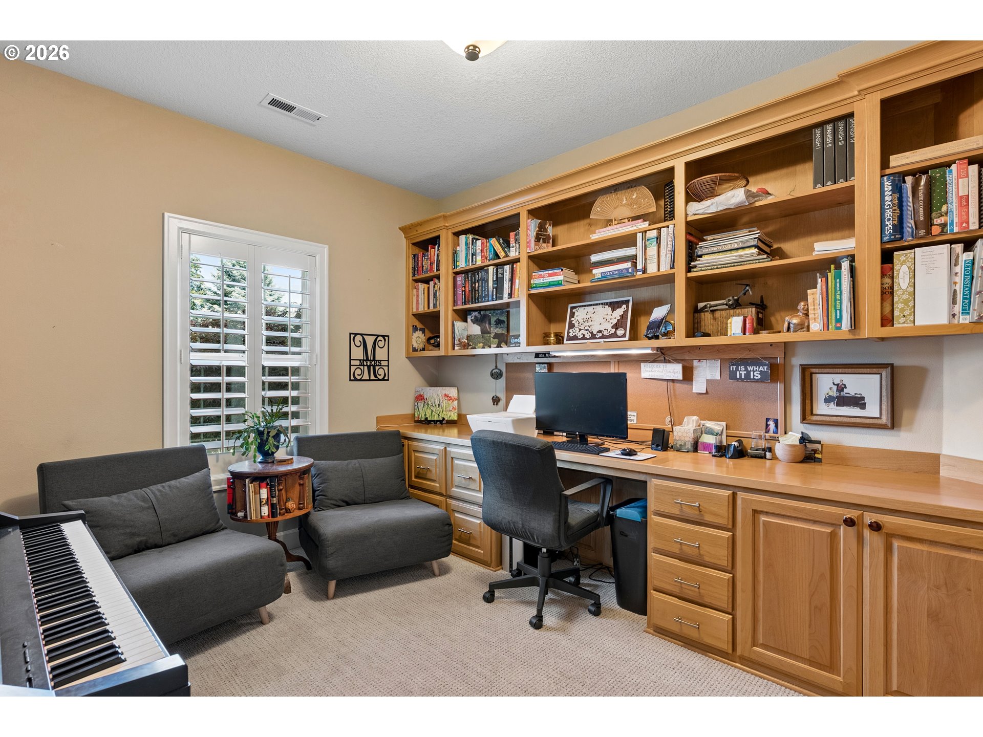 945 Northwest Angel Heights Road Stevenson, WA 98648 - Photo 24 of 41 a livingroom with workspace couch and a window