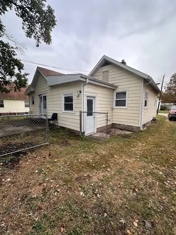 a view of a house with a backyard