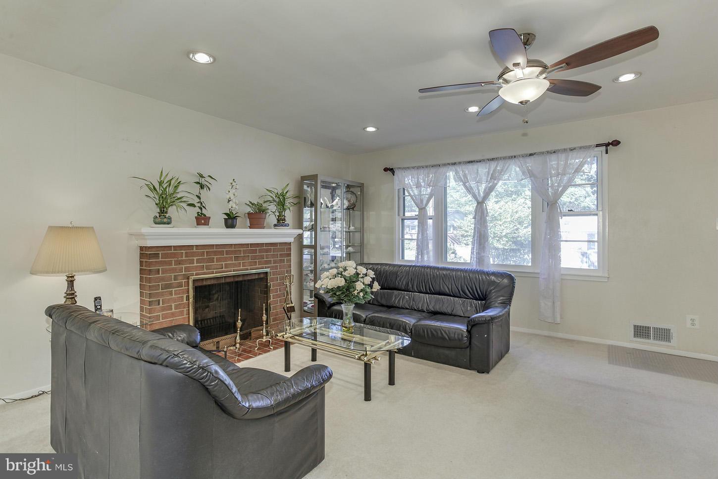 5523 Moultrie Road Springfield, VA 22151 - Photo 13 of 17 Family Room