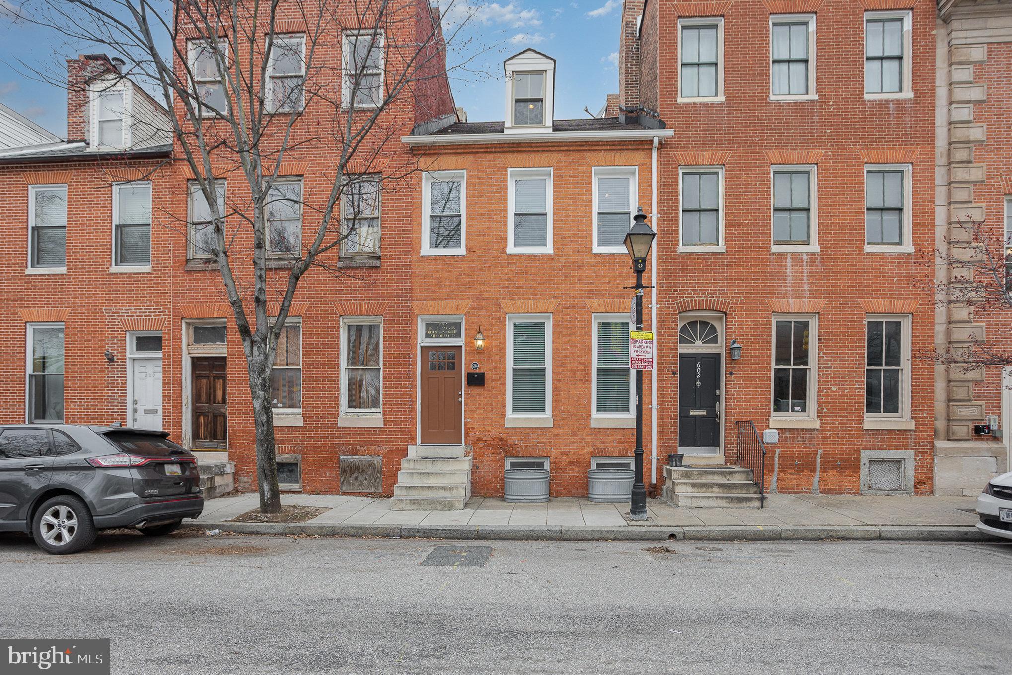 a car parked in front of a building