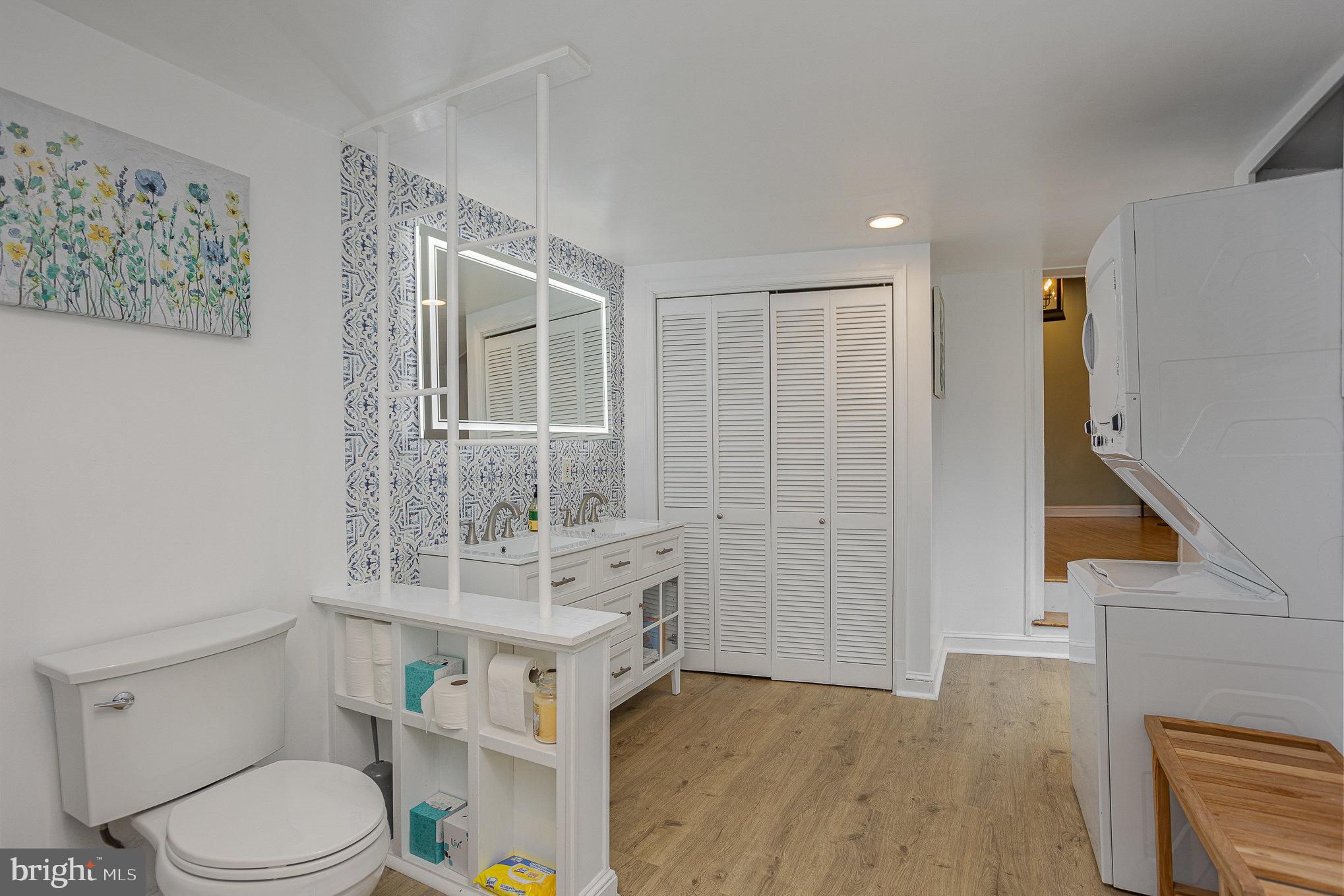 604 Washington Boulevard Baltimore, MD 21230 - Photo 20 of 30 a bathroom with a toilet a sink and a bathtub