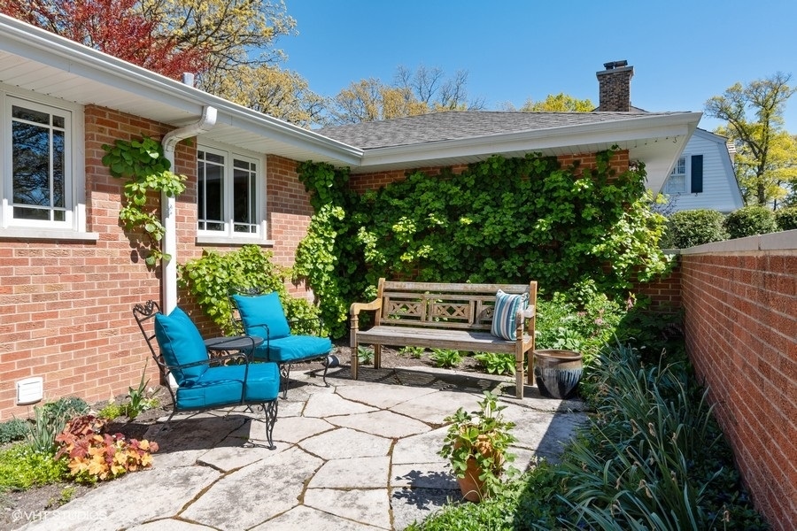 899 Cherokee Road Lake Forest, IL 60045 - Photo 2 of 37