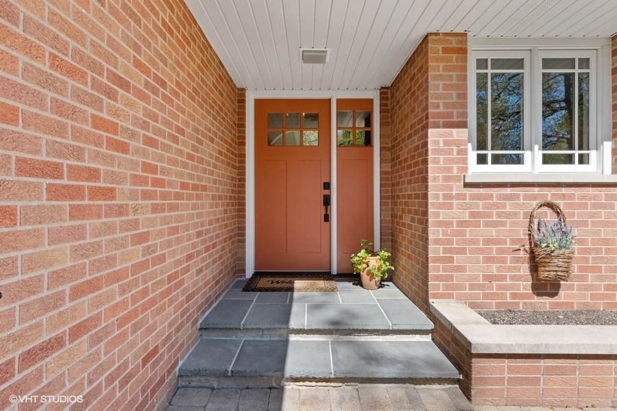 899 Cherokee Road Lake Forest, IL 60045 - Photo 3 of 37