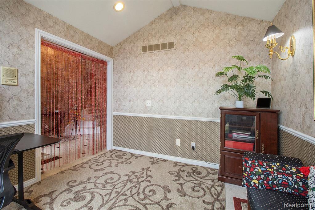 2001 Roundtree Rochester Hills, MI 48307 - Photo 25 of 37
