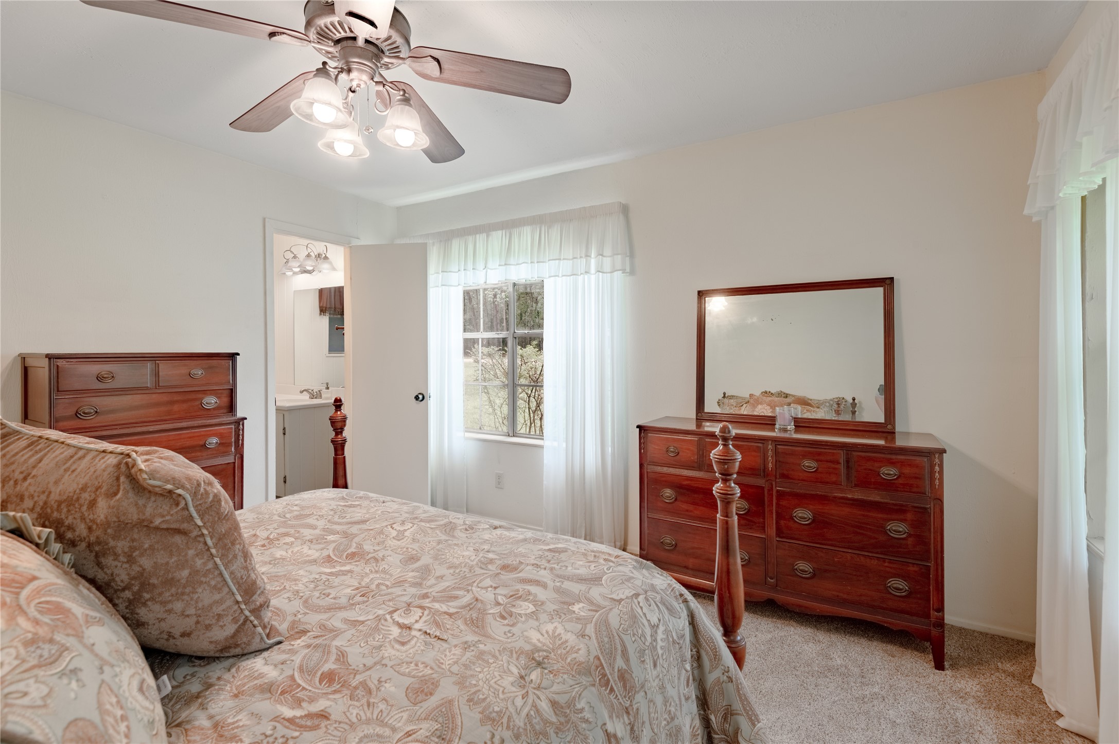 118 Pine Ridge Lane Huntsville, TX 77340 - Photo 18 of 36 Primary Bedroom