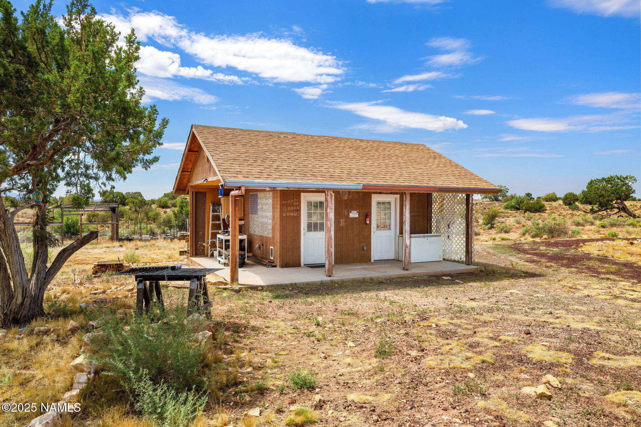 6792 South Quivero Road Williams, AZ 86046 - Photo 30 of 35 a front view of a house with a yard