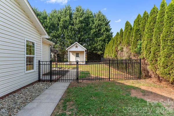 a view of a house with backyard and garden
