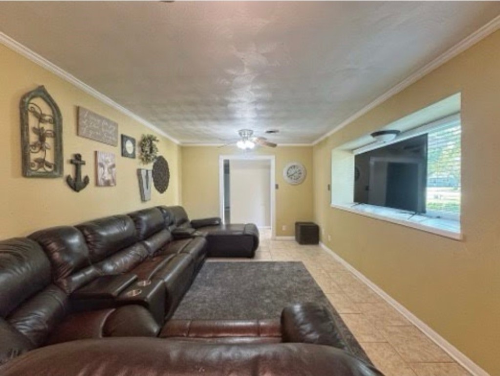 509 Light Street Anahuac, TX 77514 - Photo 3 of 19