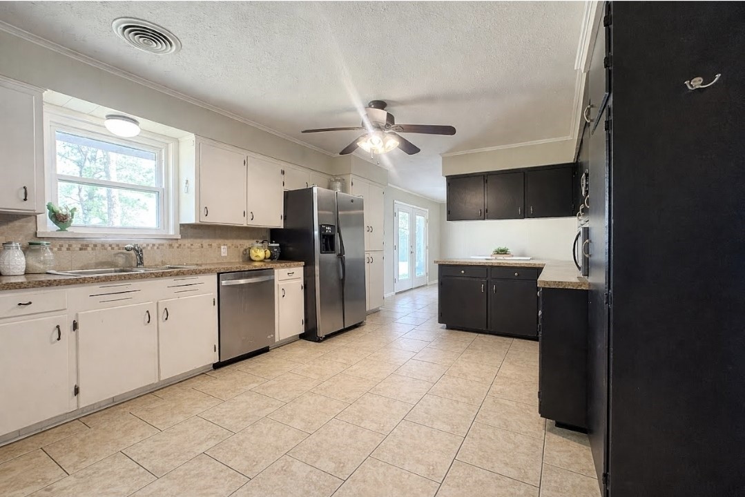 509 Light Street Anahuac, TX 77514 - Photo 5 of 19