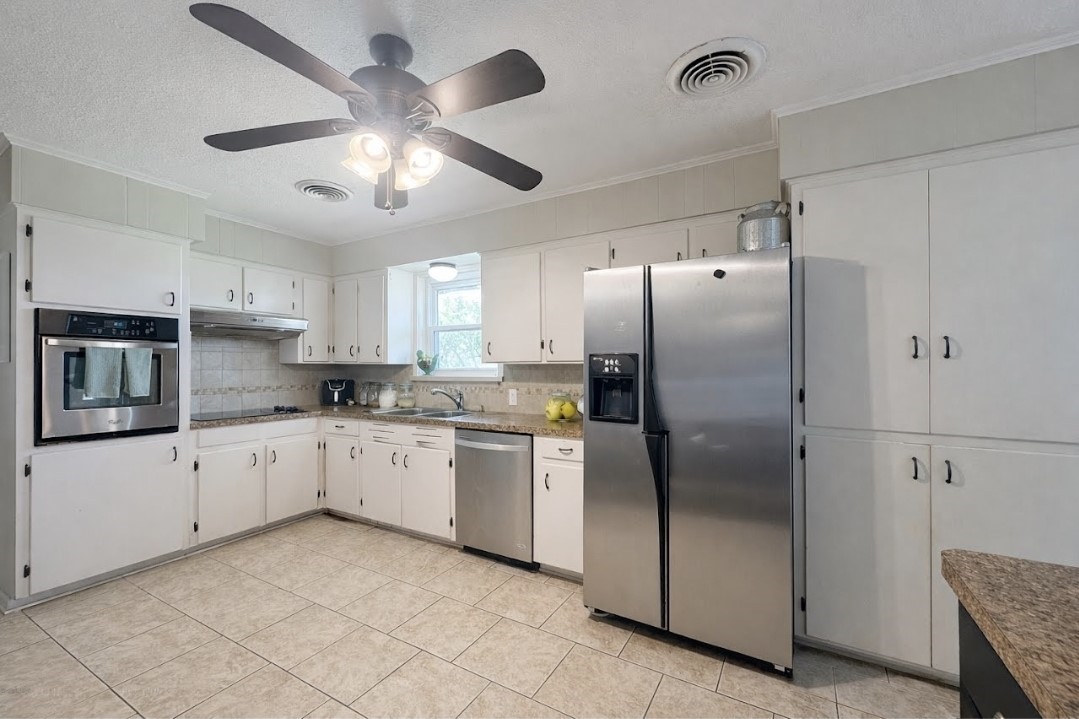 509 Light Street Anahuac, TX 77514 - Photo 7 of 19