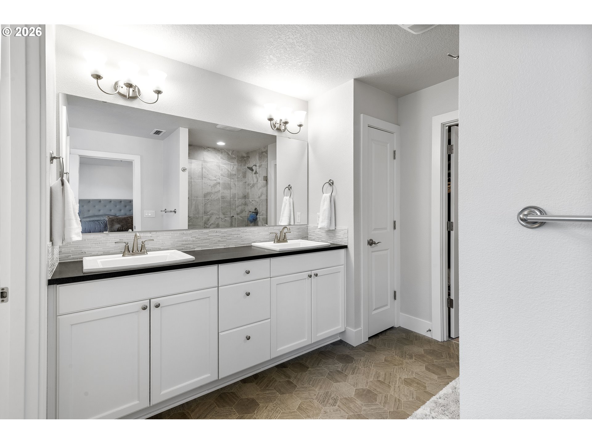 221 South 39th Drive Ridgefield, WA 98642 - Photo 27 of 35 a bathroom with double sink and a mirror