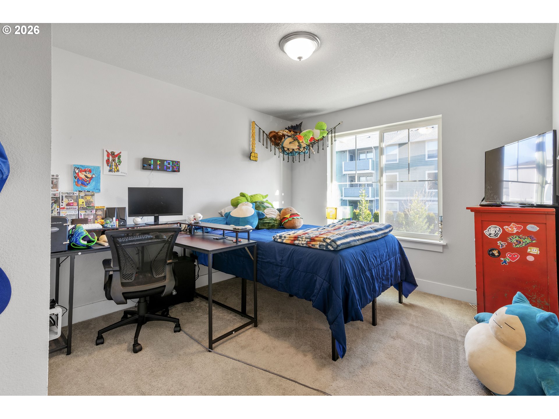 221 South 39th Drive Ridgefield, WA 98642 - Photo 30 of 35 a bedroom with furniture and a window