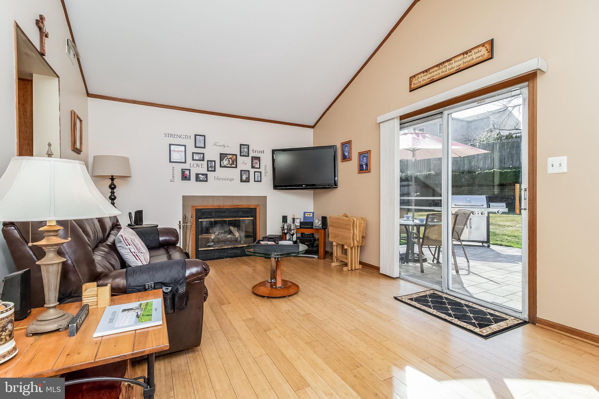80 Edinburgh Road Blackwood, NJ 08012 - Photo 17 of 31 Family room with BAMBO hardwood floors