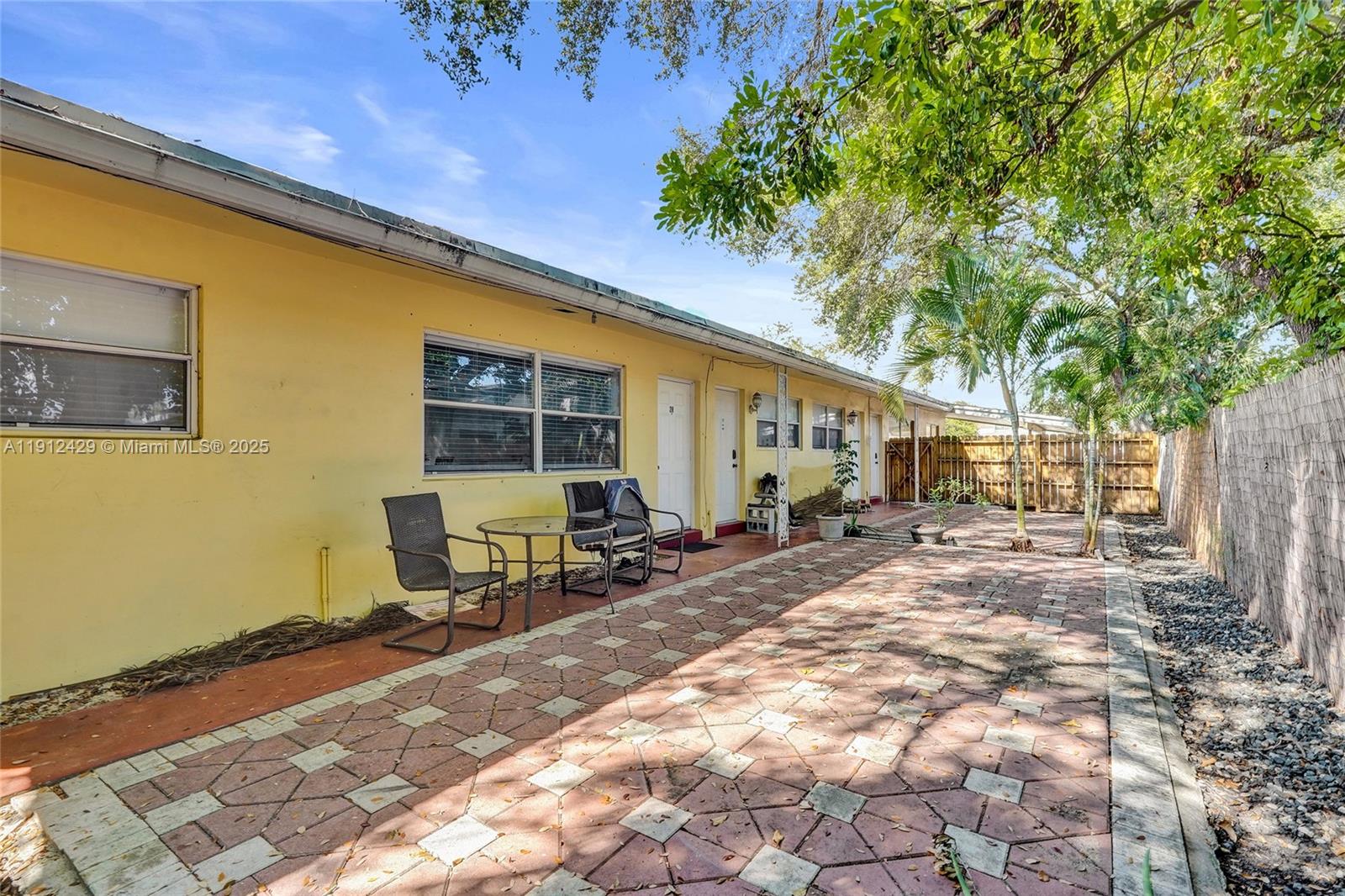 720 Southeast 15th Street, Unit 2R Fort Lauderdale, FL 33316 - Photo 28 of 33 a backyard of a house with seating space
