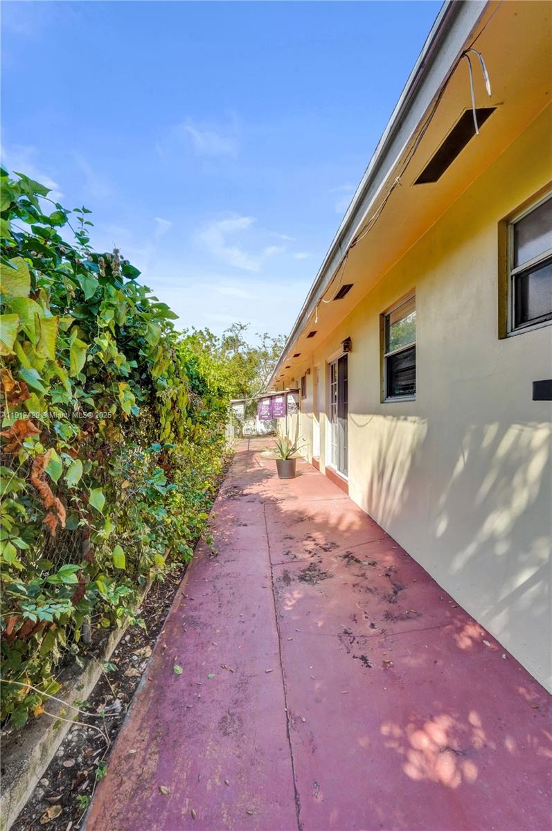 720 Southeast 15th Street, Unit 2R Fort Lauderdale, FL 33316 - Photo 33 of 33 a view of a backyard of the house