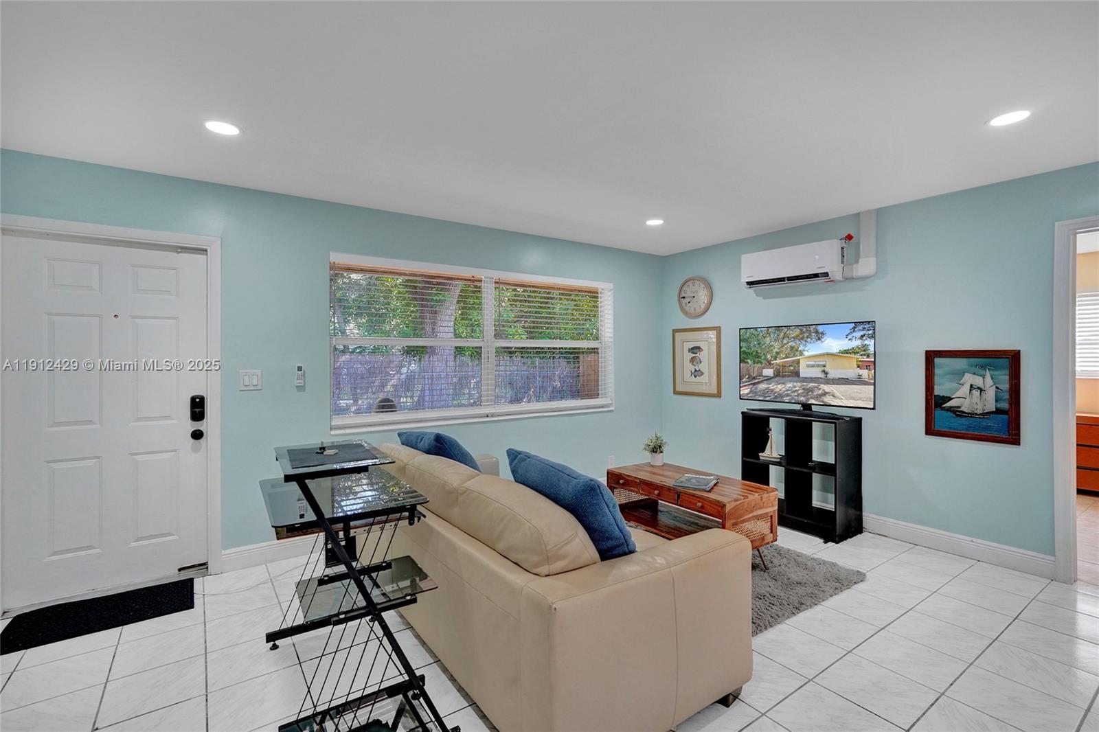 720 Southeast 15th Street, Unit 2R Fort Lauderdale, FL 33316 - Photo 7 of 33 a living room with furniture and a window