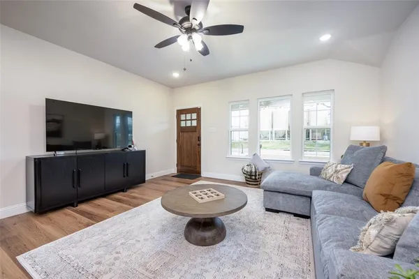 $305,000 | 100 Walnut Street, Whitesboro, TX 76273