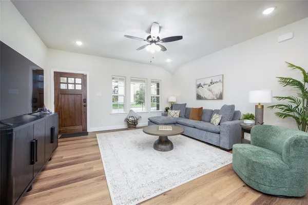 $305,000 | 100 Walnut Street, Whitesboro, TX 76273