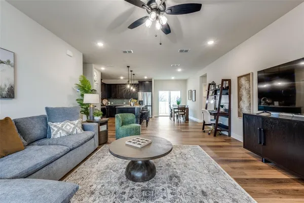 $305,000 | 100 Walnut Street, Whitesboro, TX 76273