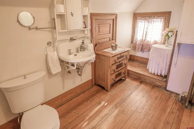 a living room filled with furniture and flowers