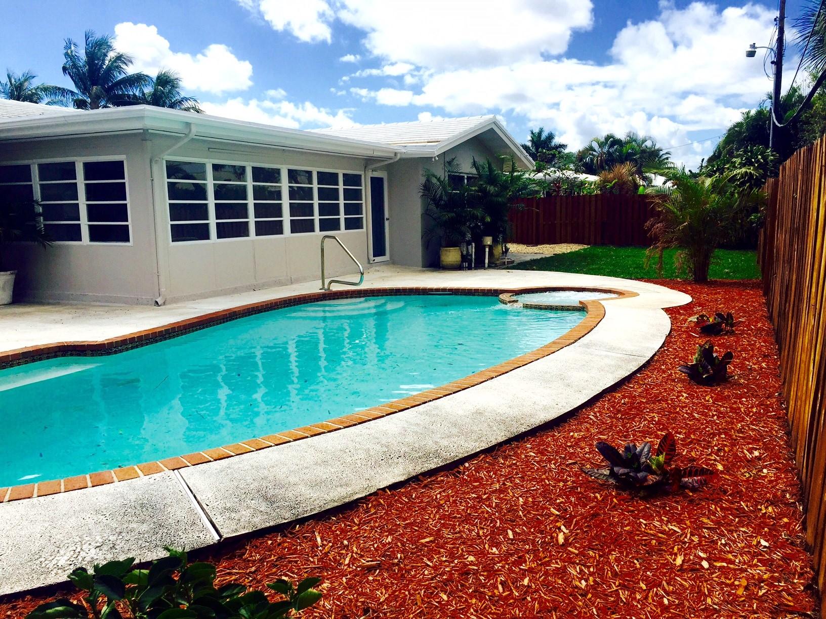 113 Park Lane East Lake Worth, FL 33462 - Photo 15 of 19 Backyard from east to west