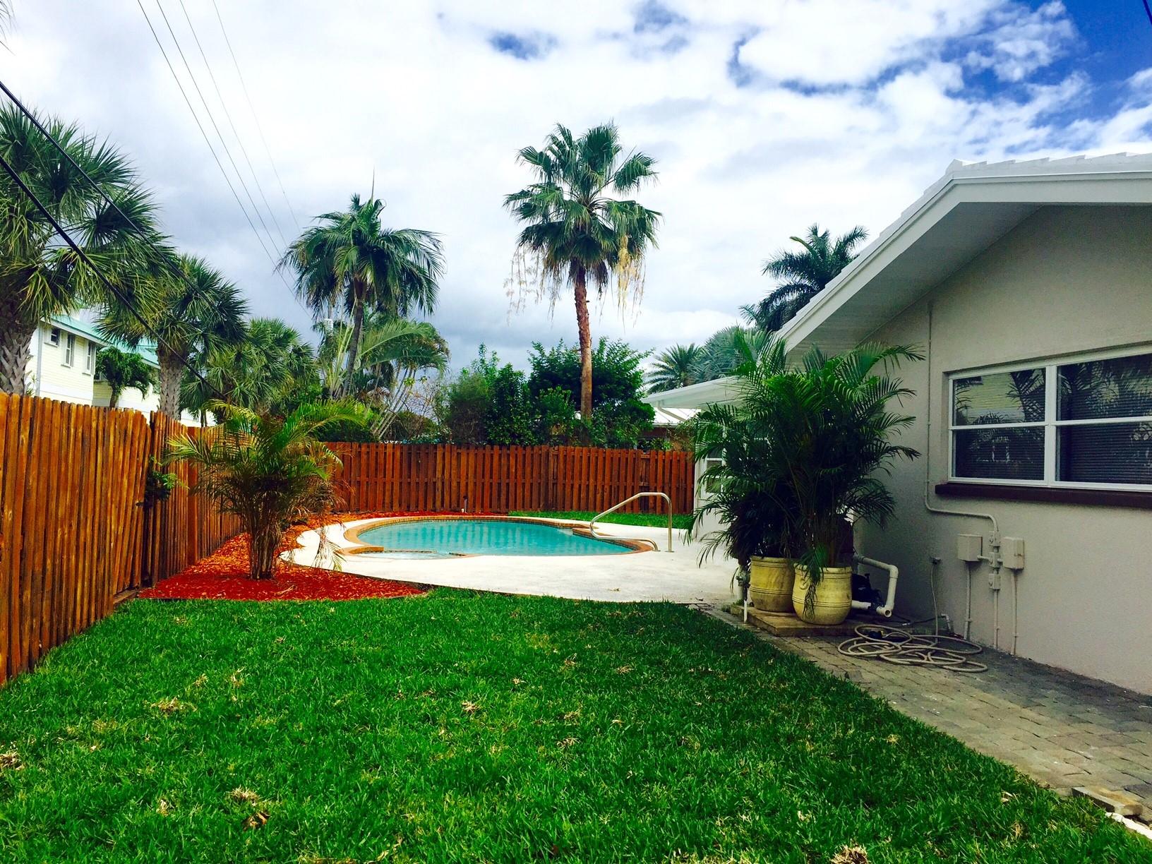 113 Park Lane East Lake Worth, FL 33462 - Photo 17 of 19 Backyard from west to east