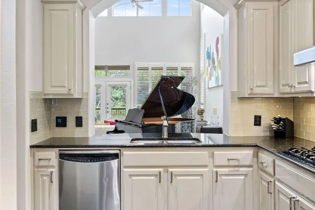 $700,000 | 7800 Southwest Parkway, Unit 1112, Austin, TX 78735