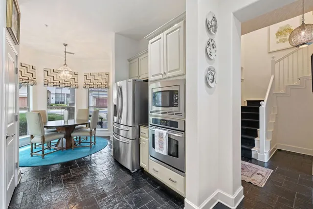 $700,000 | 7800 Southwest Parkway, Unit 1112, Austin, TX 78735