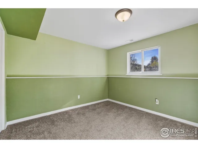 a view of empty room with window